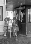 803544 Afbeelding van een vader en zijn twee kinderen bij de uitgangscontrole van het N.S.-station Bergen op Zoom te ...